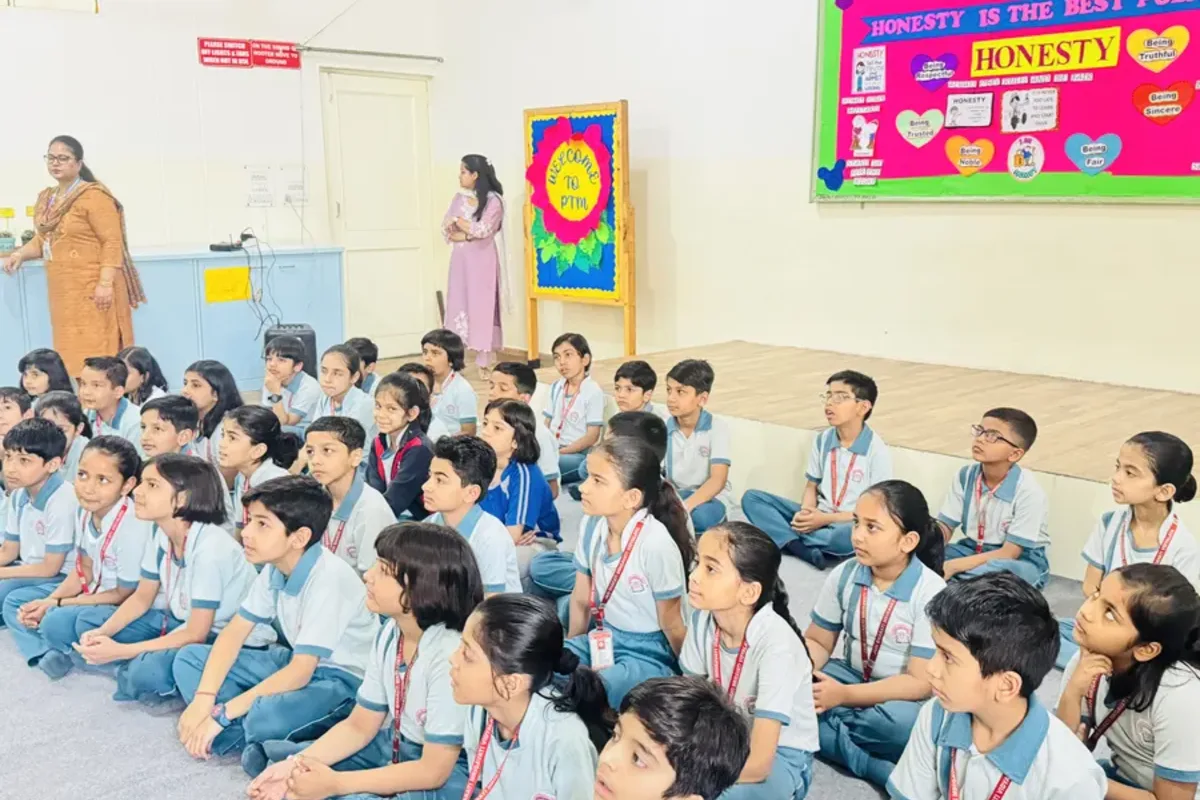 Forty children listening intently during a K4K session at Jain Bharati Mrigavati Vidyalaya